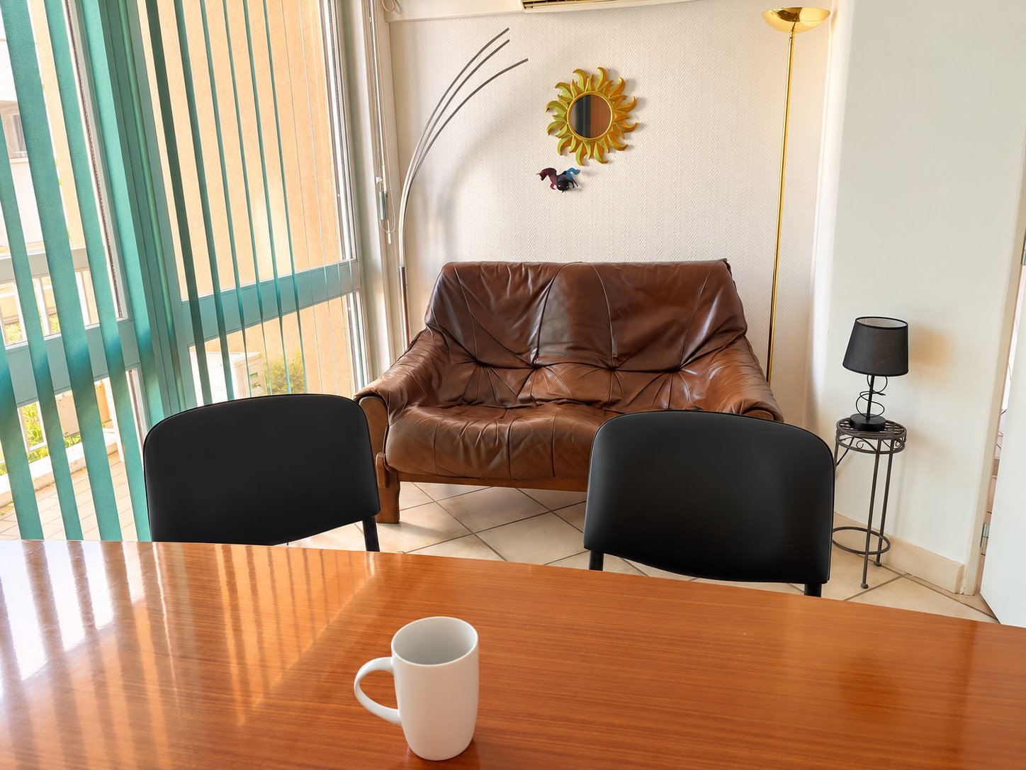 Espace d’entretien du cabinet, avec une table et des sièges disposés pour échanger.